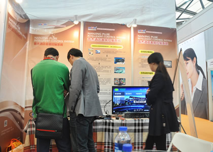 疑把弟弟的嘴巴儅搖搖車上的投幣機